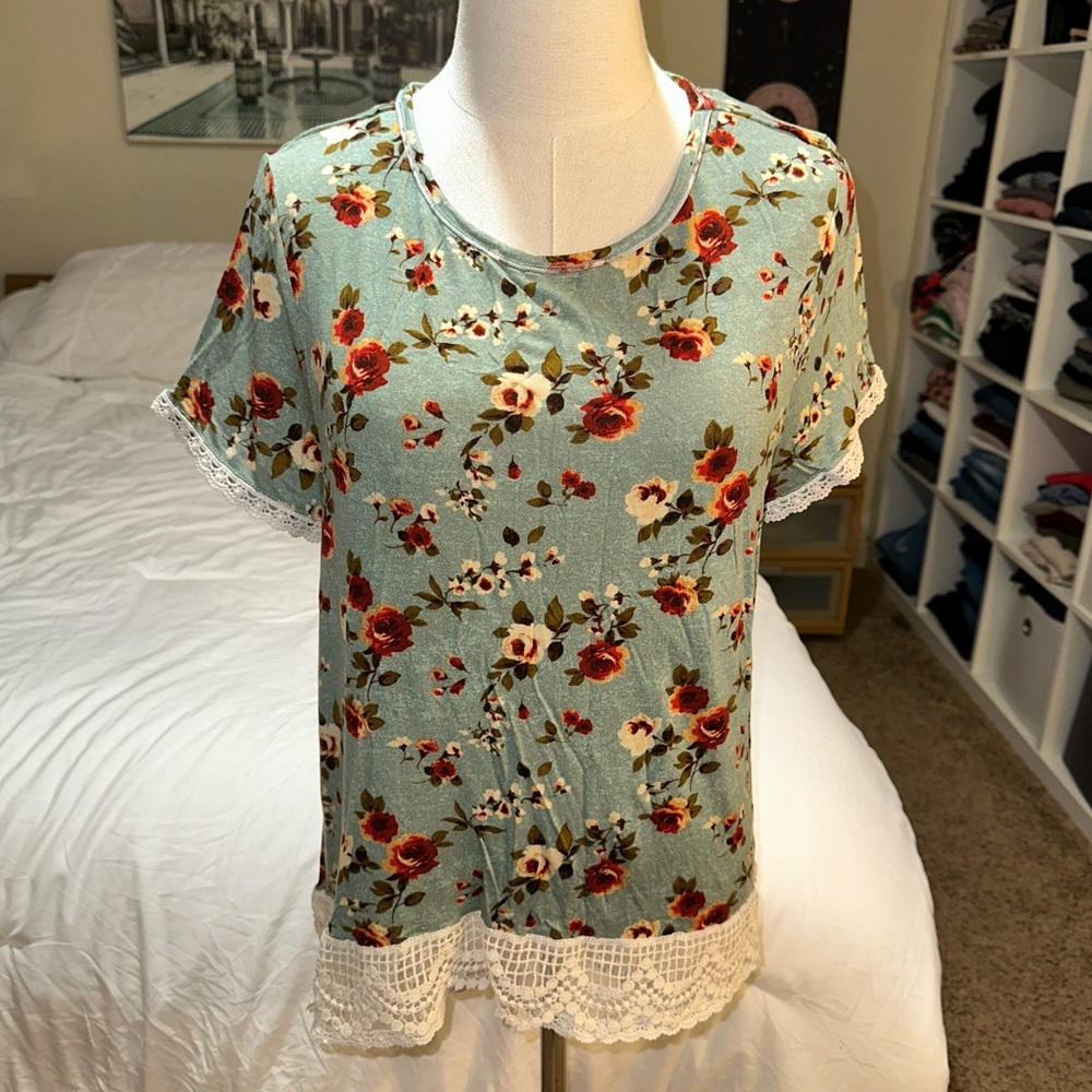 Rewind | Floral Lace Trim Crewneck Short Sleeve Blouse